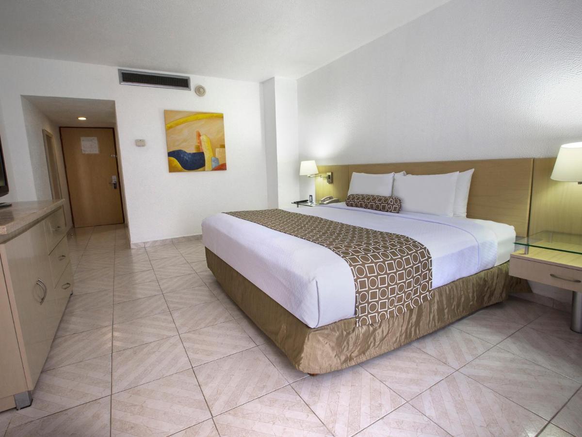 Hs Hotsson Hotel Acapulco Buitenkant foto A room at the hotel