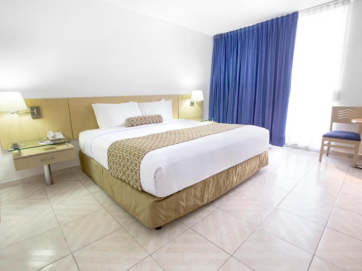 Hs Hotsson Hotel Acapulco Buitenkant foto A room at the hotel